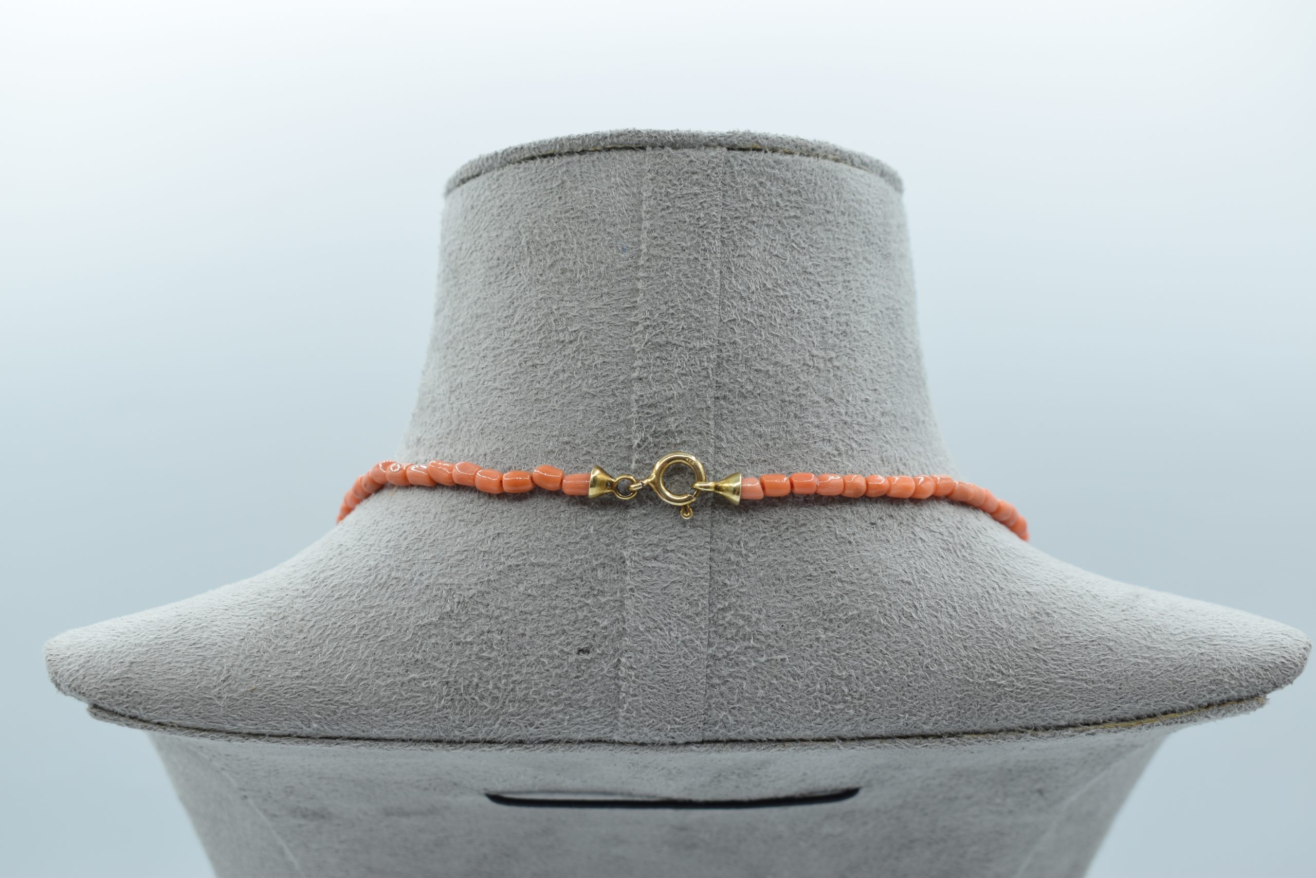 Collana girocollo da uomo in Corallo Sciacca, un gioiello made in italy di Patricia Oro Creations, perfetto per un regalo prezioso. (Vista 3)