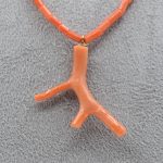 Collana girocollo da uomo in Corallo Sciacca, un gioiello made in italy di Patricia Oro Creations, perfetto per un regalo prezioso. (Vista 2)