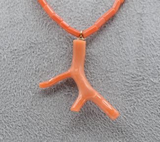 Collana girocollo da uomo in Corallo Sciacca, un gioiello made in italy di Patricia Oro Creations, perfetto per un regalo prezioso. (Vista 2)