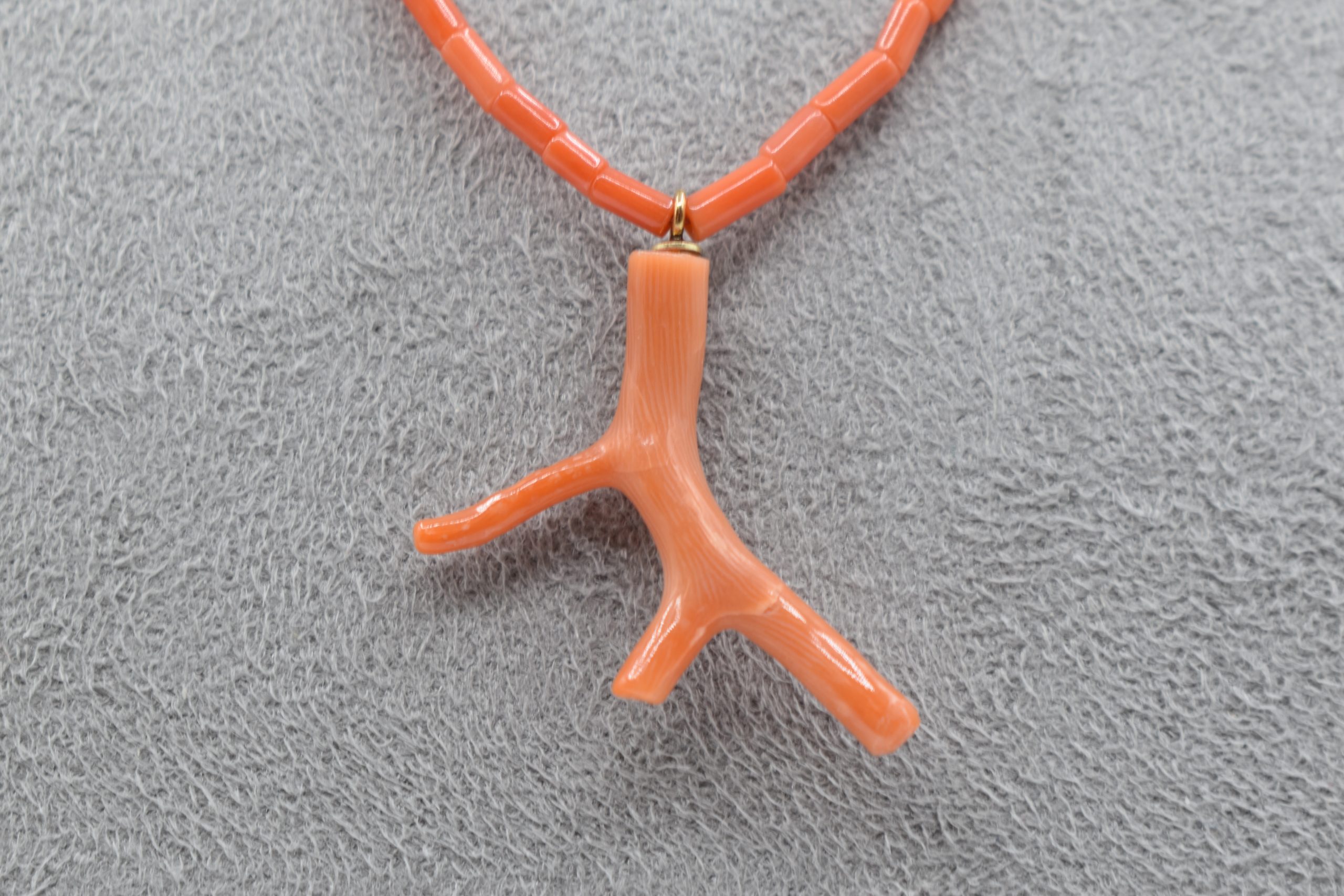 Collana Girocollo Uomo in Corallo Sciacca con Chiusura Argento 925 Collana girocollo da uomo in Corallo Sciacca, un gioiello made in italy di Patricia Oro Creations, perfetto per un regalo prezioso. (Vista 2)