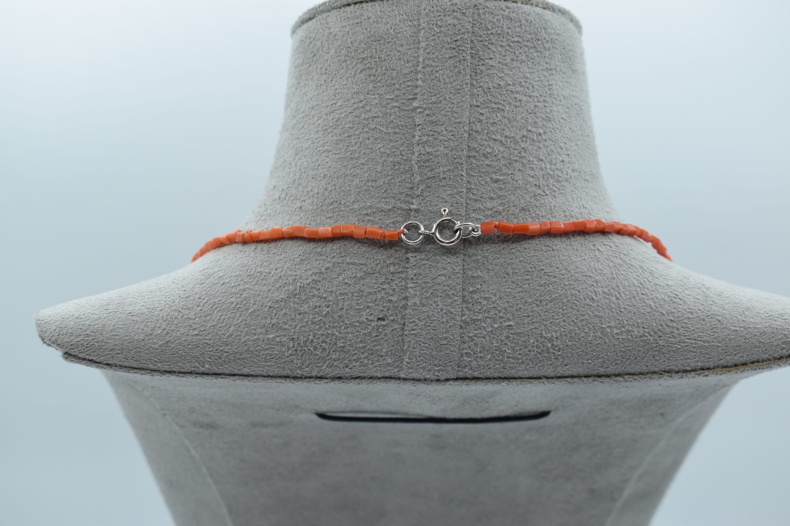 Collana girocollo da uomo in Corallo Sciacca, un gioiello made in italy di Patricia Oro Creations, perfetto per un regalo prezioso. (Vista 3)