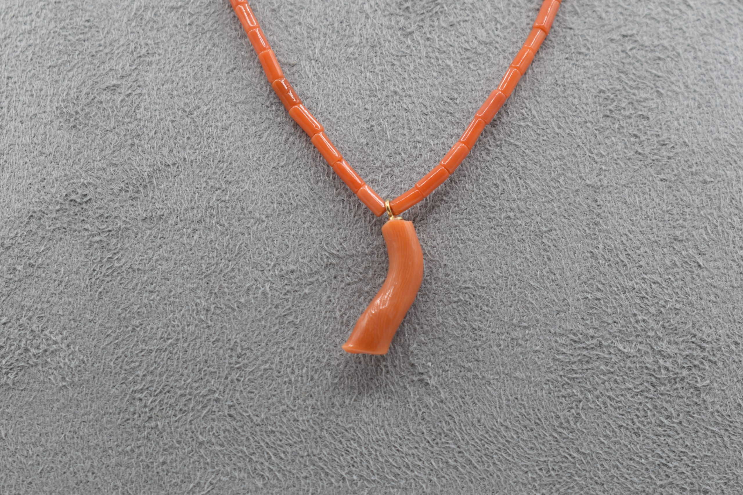 Collana Girocollo Uomo in Corallo Sciacca con Chiusura Argento 925 Collana girocollo da uomo in Corallo Sciacca di Patricia Oro Creations, un gioiello made in italy di alta gioielleria. (Vista 2)