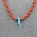 Collana girocollo da uomo in Corallo Sciacca con cornetto, un gioiello made in italy di Patricia Oro Creations, perfetto per un regalo prezioso. (Vista 2)