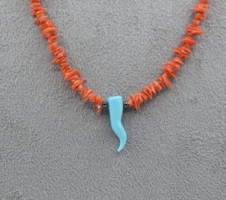 Collana girocollo da uomo in Corallo Sciacca con cornetto, un gioiello made in italy di Patricia Oro Creations, perfetto per un regalo prezioso. (Vista 2)