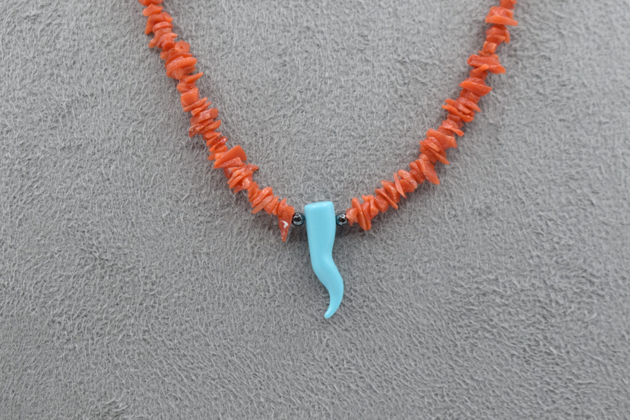 Collana girocollo da uomo in Corallo Sciacca con cornetto, un gioiello made in italy di Patricia Oro Creations, perfetto per un regalo prezioso. (Vista 2)