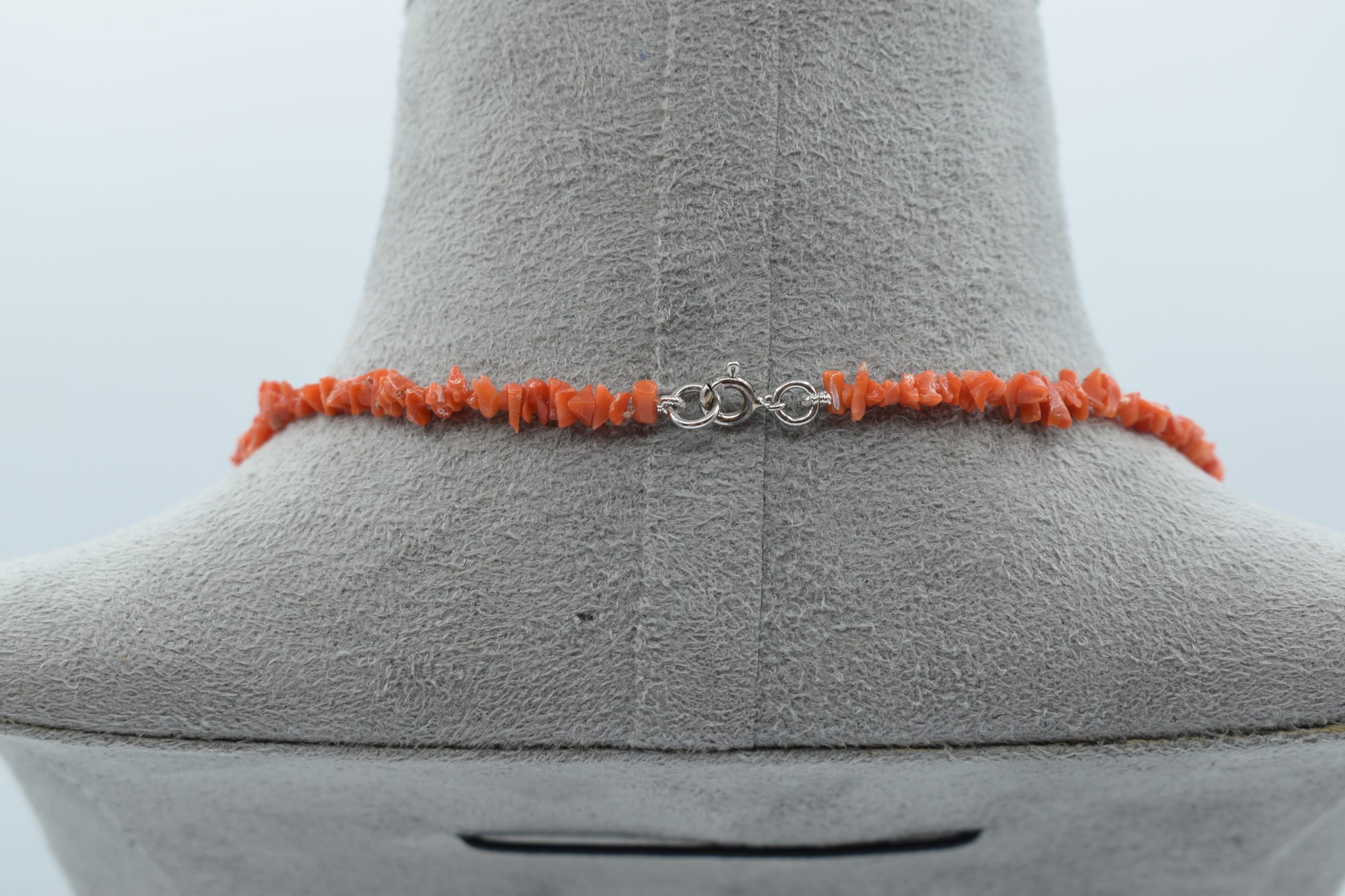 Collana girocollo da uomo in Corallo Sciacca e Corno, un gioiello made in italy di Patricia Oro Creations, perfetto per un regalo prezioso. (Vista 3)
