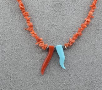 Collana girocollo da uomo in Corallo Sciacca e Corno, un gioiello made in italy di Patricia Oro Creations, perfetto per un regalo prezioso. (Vista 2)