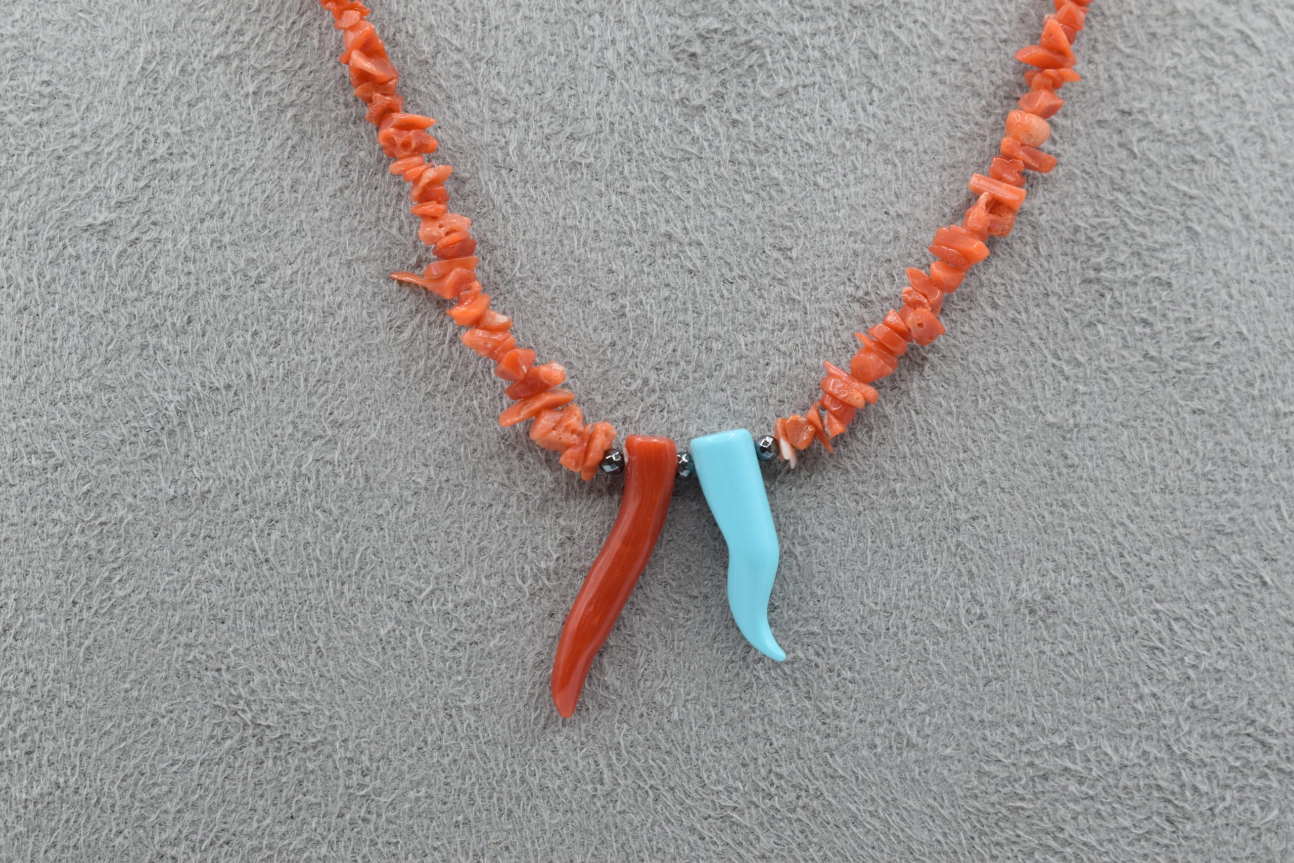 Collana girocollo da uomo in Corallo Sciacca e Corno, un gioiello made in italy di Patricia Oro Creations, perfetto per un regalo prezioso. (Vista 2)