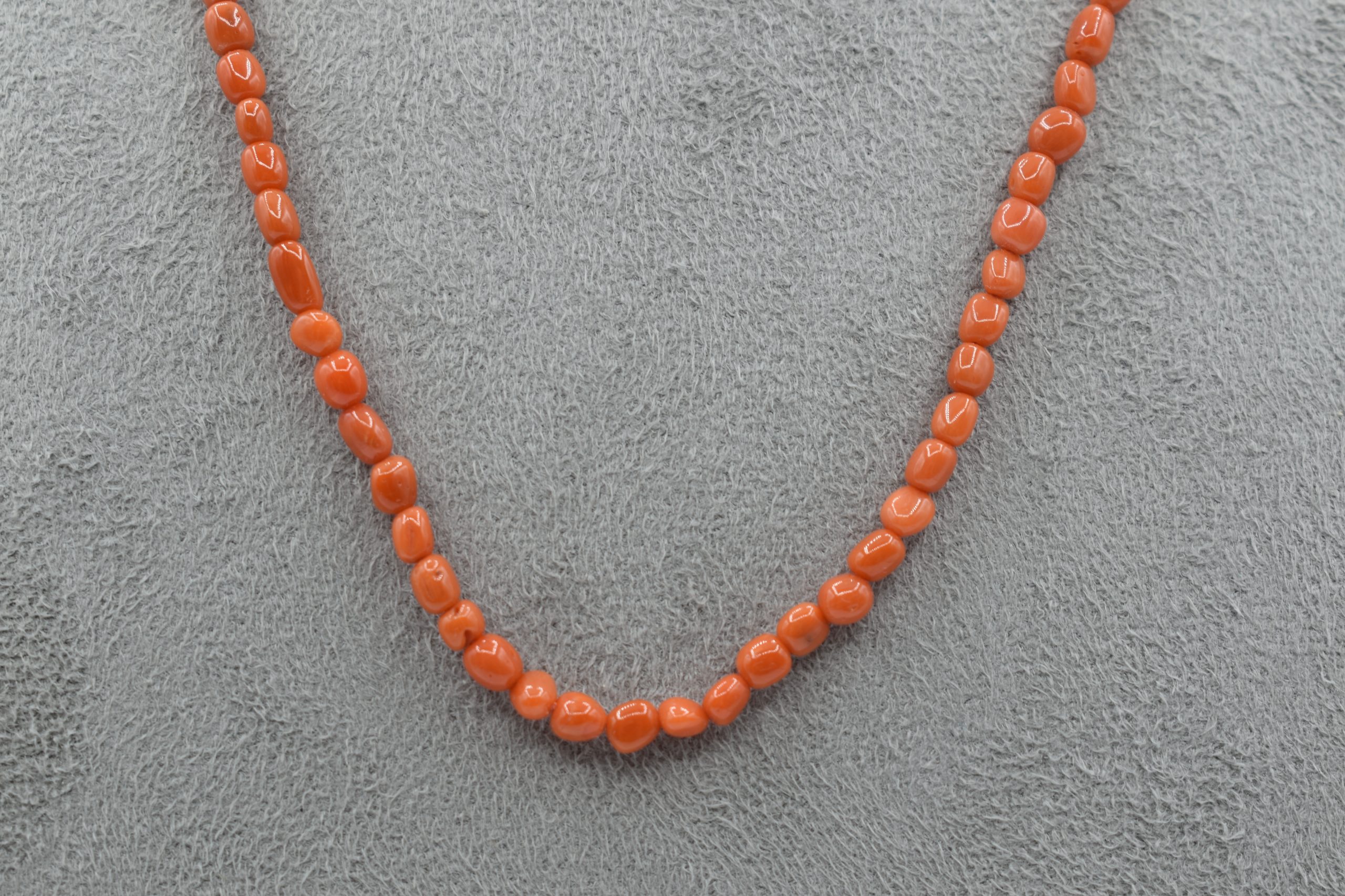 Collana girocollo da uomo in Corallo Sciacca, un gioiello made in italy di Patricia Oro Creations, perfetto per un regalo prezioso. (Vista 2)