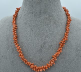 Collana da donna con corallo naturale, un gioiello made in Italy di Patricia Oro Creations, perfetto per un'idea regalo preziosa. (Vista 2)