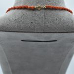 Collana in Corallo Sciacca con sassi e chiusura in oro, un gioiello made in italy di Patricia Oro Creations, perfetto per un'idea regalo preziosa. (Vista 2)