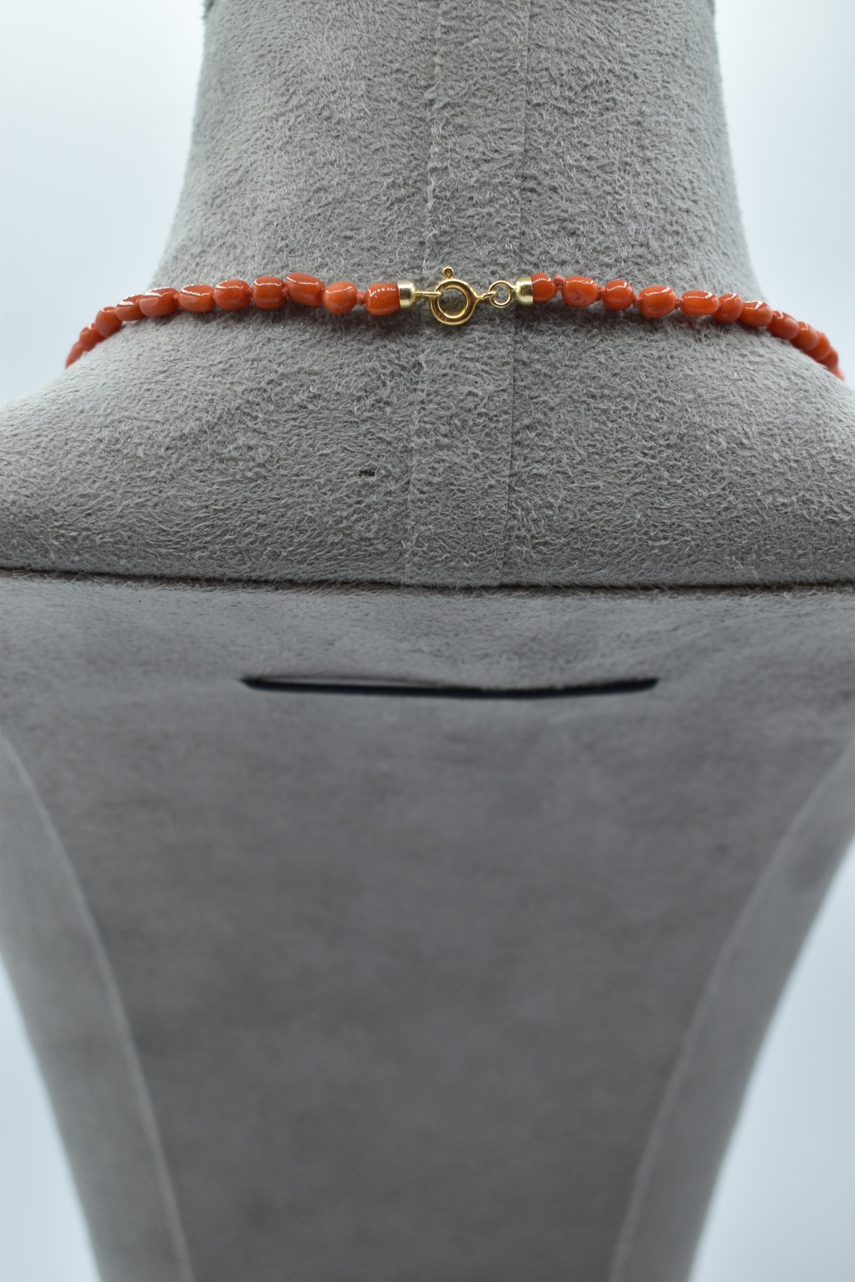 Collana in Corallo Sciacca con Chiusura Oro Collana in Corallo Sciacca con sassi e chiusura in oro, un gioiello made in italy di Patricia Oro Creations, perfetto per un'idea regalo preziosa. (Vista 2)