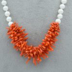 Splendida collana da donna in corallo e perle, un gioiello made in italy di Patricia Oro Creations, perfetto per un'idea regalo preziosa. (Vista 2)