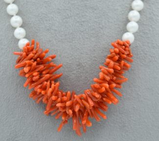 Splendida collana da donna in corallo e perle, un gioiello made in italy di Patricia Oro Creations, perfetto per un'idea regalo preziosa. (Vista 2)