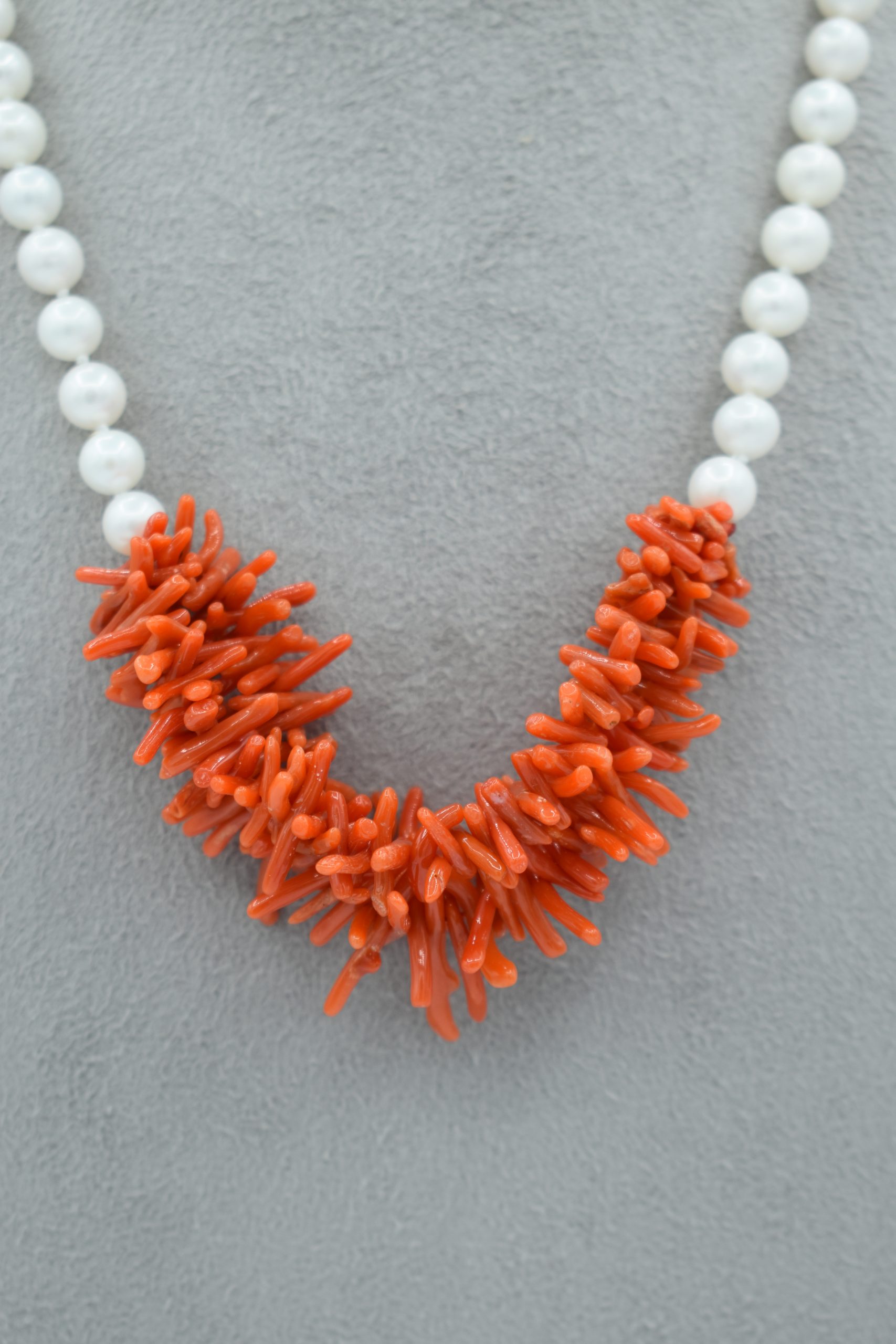 Collana in Corallo Sciacca con Perle Fresh Water e Chiusura Argento 925 Splendida collana da donna in corallo e perle, un gioiello made in italy di Patricia Oro Creations, perfetto per un'idea regalo preziosa. (Vista 2)