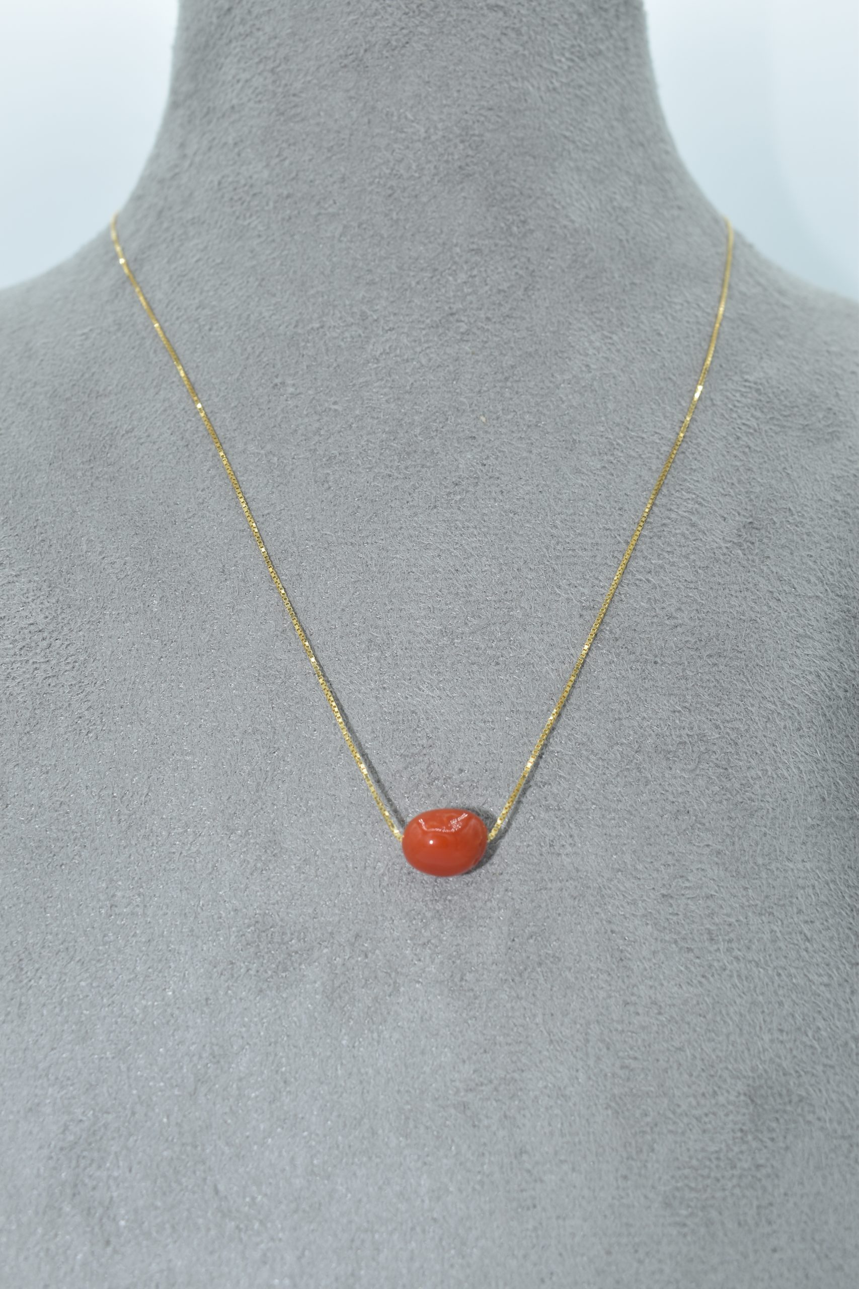 Collana in Corallo Sciacca Sasso e catena Arg.925 Splendida collana in Corallo Sciacca in oro 18k, un capolavoro di alta gioielleria made in italy, perfetto per un'occasione speciale. (Vista 2)