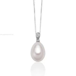 Miluna Necklace with Natural Pearl and Diamonds in 18kt Gold