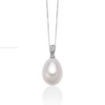 Scopri l'eleganza senza tempo della Collana Miluna con Perla Naturale e Diamanti, un gioiello di lusso perfetto per un'occasione speciale.