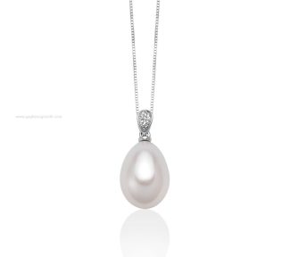 Scopri l'eleganza senza tempo della Collana Miluna con Perla Naturale e Diamanti, un gioiello di lusso perfetto per un'occasione speciale.
