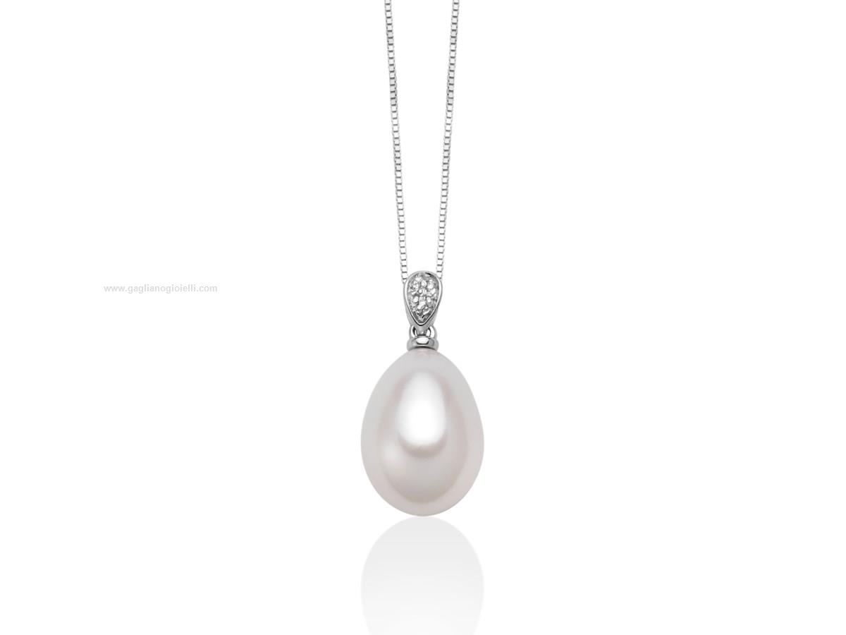 Scopri l'eleganza senza tempo della Collana Miluna con Perla Naturale e Diamanti, un gioiello di lusso perfetto per un'occasione speciale.