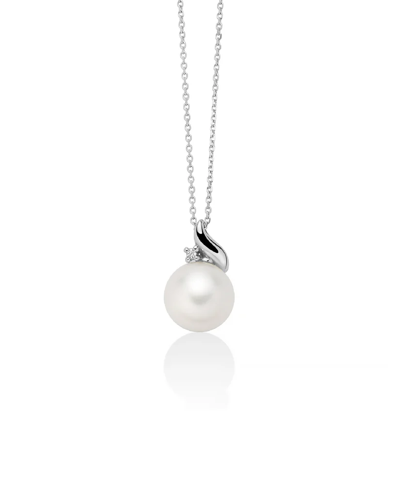 Scopri l'eleganza senza tempo della Collana Miluna Perla e Diamanti in oro bianco 750, un gioiello di lusso perfetto per un'idea regalo preziosa.