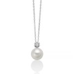 La Collana Miluna Perle e Diamanti in oro 18kt è un gioiello di alta gioielleria, perfetto per chi cerca l'eleganza senza tempo. Un'idea regalo preziosa con diamanti scintillanti.