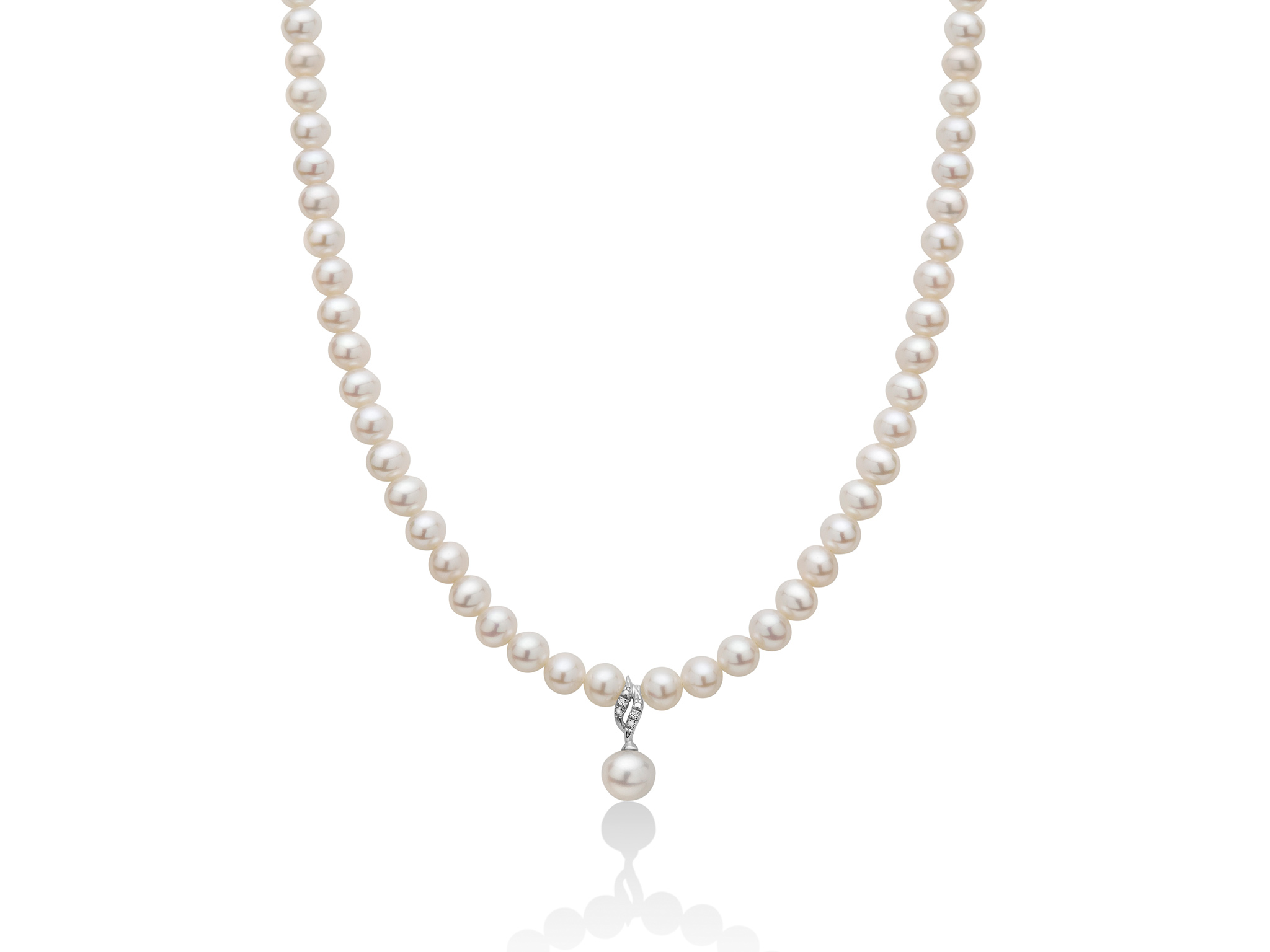 La Collana Miluna Perle Oriente e Diamanti, un gioiello di lusso in oro 18kt, esalta l'eleganza e la raffinatezza.