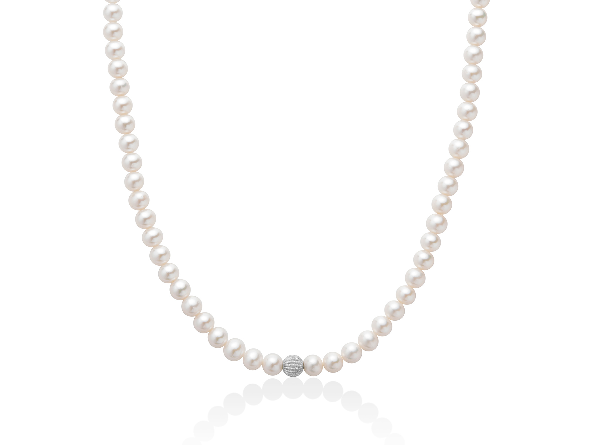 Scopri l'eleganza senza tempo della Collana Miluna di Perle Oriente e Sfera in Oro 18kt, un gioiello di lusso perfetto per un'occasione speciale.