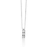 La Collana Miluna Trilogy Diamanti, in oro 18k, è un gioiello di alta gioielleria che incarna l'eleganza. I tre brillanti diamanti preziosi, incastonati con maestria, la rendono un'idea regalo perfetta per celebrare momenti speciali. Scopri la bellezza dei gioielli diamanti.
