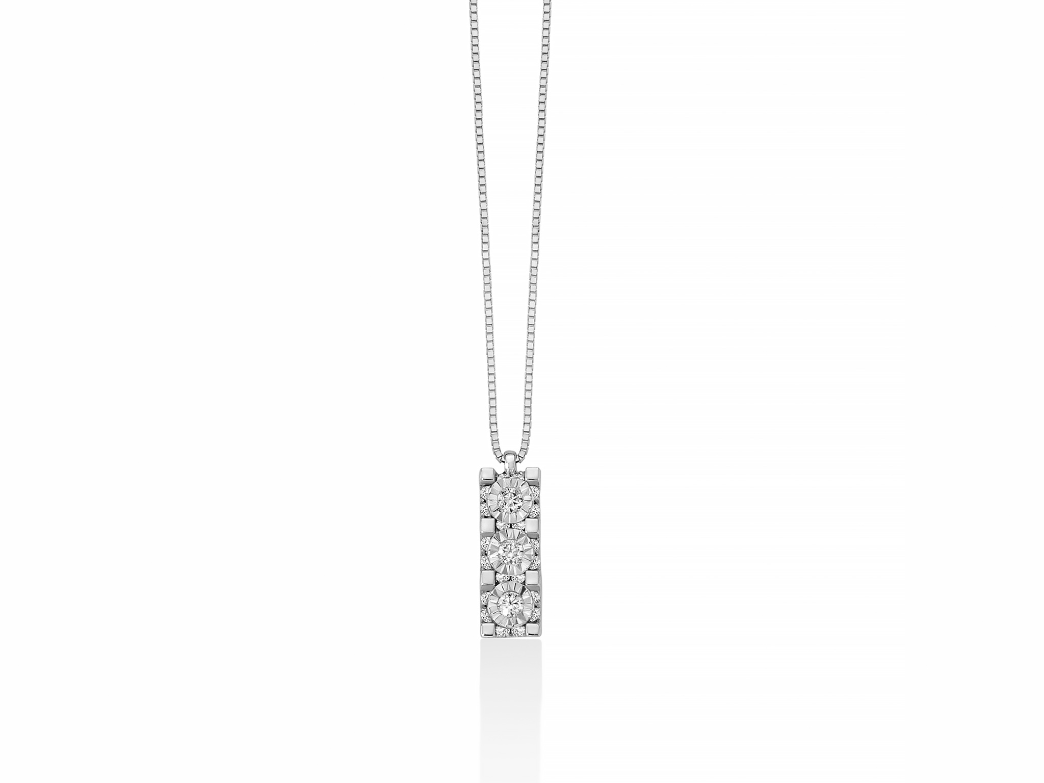 La Collana Miluna Trilogy con diamanti brillanti in oro 18k: un gioiello di lusso, perfetto per chi cerca l'eleganza senza tempo. Scopri i nostri gioielli diamanti.