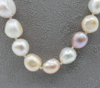 Splendida collana di perle barocche, un gioiello di lusso perfetto per un'occasione speciale. (Vista 2)