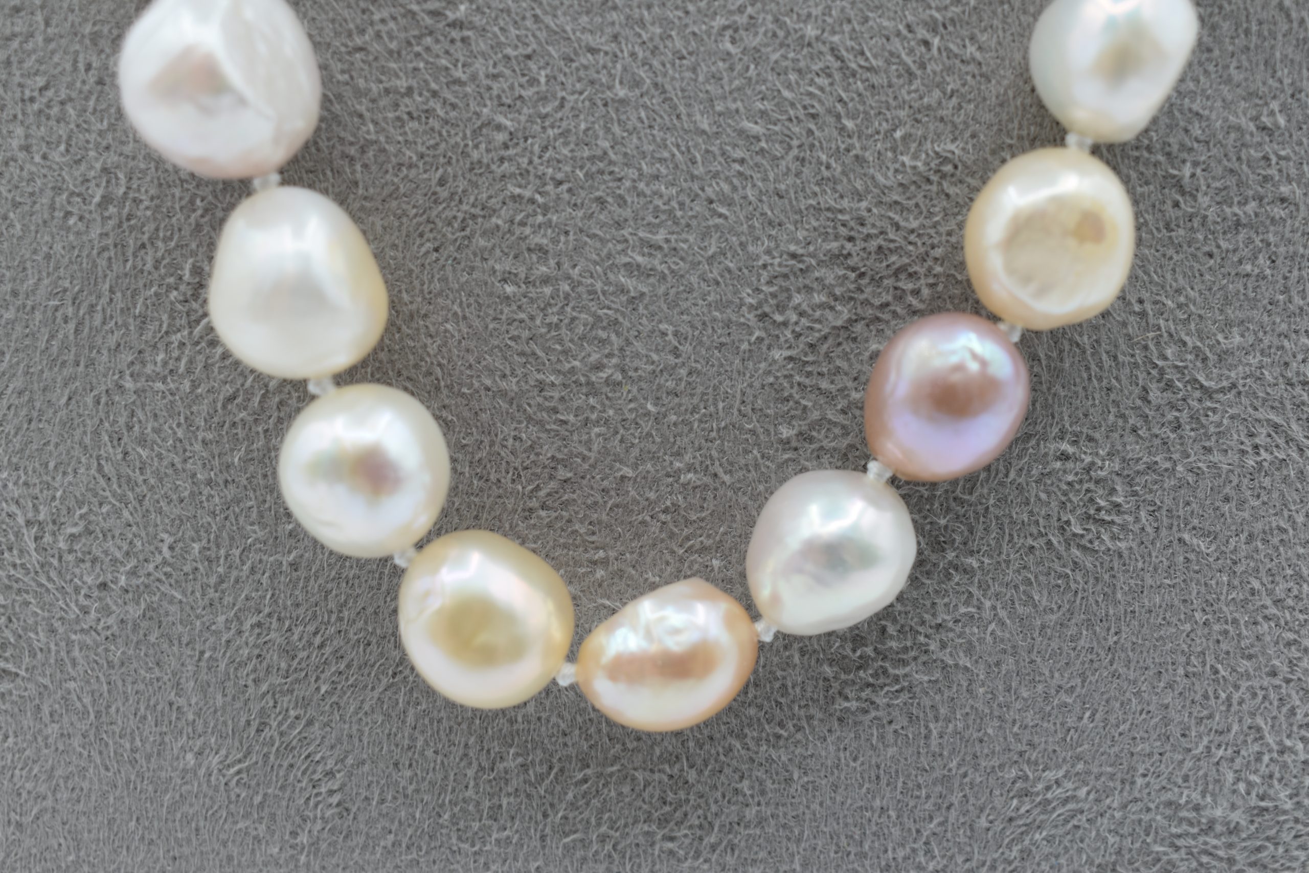 Collana Perle Barocche Fresh Water Multicolor Splendida collana di perle barocche, un gioiello di lusso perfetto per un'occasione speciale. (Vista 2)