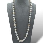 Splendida collana di perle barocche, un gioiello di lusso perfetto per un'occasione speciale.