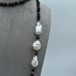 Collana con perle barocche, granatino ed ematite, un gioiello made in italy di Patricia Oro Creations, perfetto per un'idea regalo preziosa. (Vista 2)