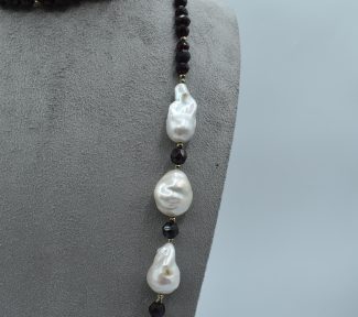 Collana con perle barocche, granatino ed ematite, un gioiello made in italy di Patricia Oro Creations, perfetto per un'idea regalo preziosa. (Vista 2)
