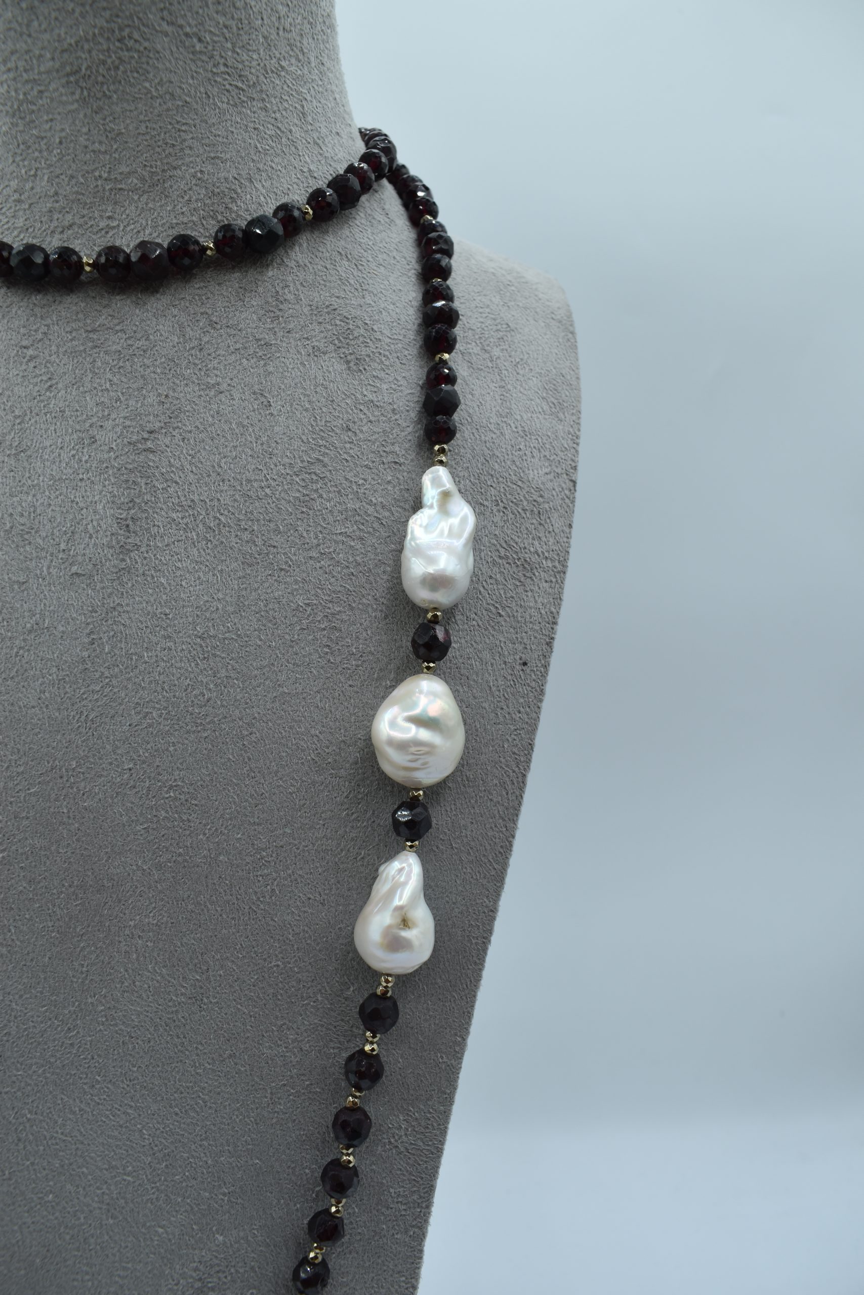 Collana con perle barocche, granatino ed ematite, un gioiello made in italy di Patricia Oro Creations, perfetto per un'idea regalo preziosa. (Vista 2)