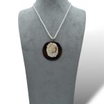 Splendida collana di perle con cammeo, un gioiello di lusso perfetto per un'occasione speciale.