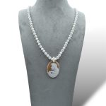 Splendida collana di perle con cammeo, un gioiello di lusso perfetto per un'occasione speciale.