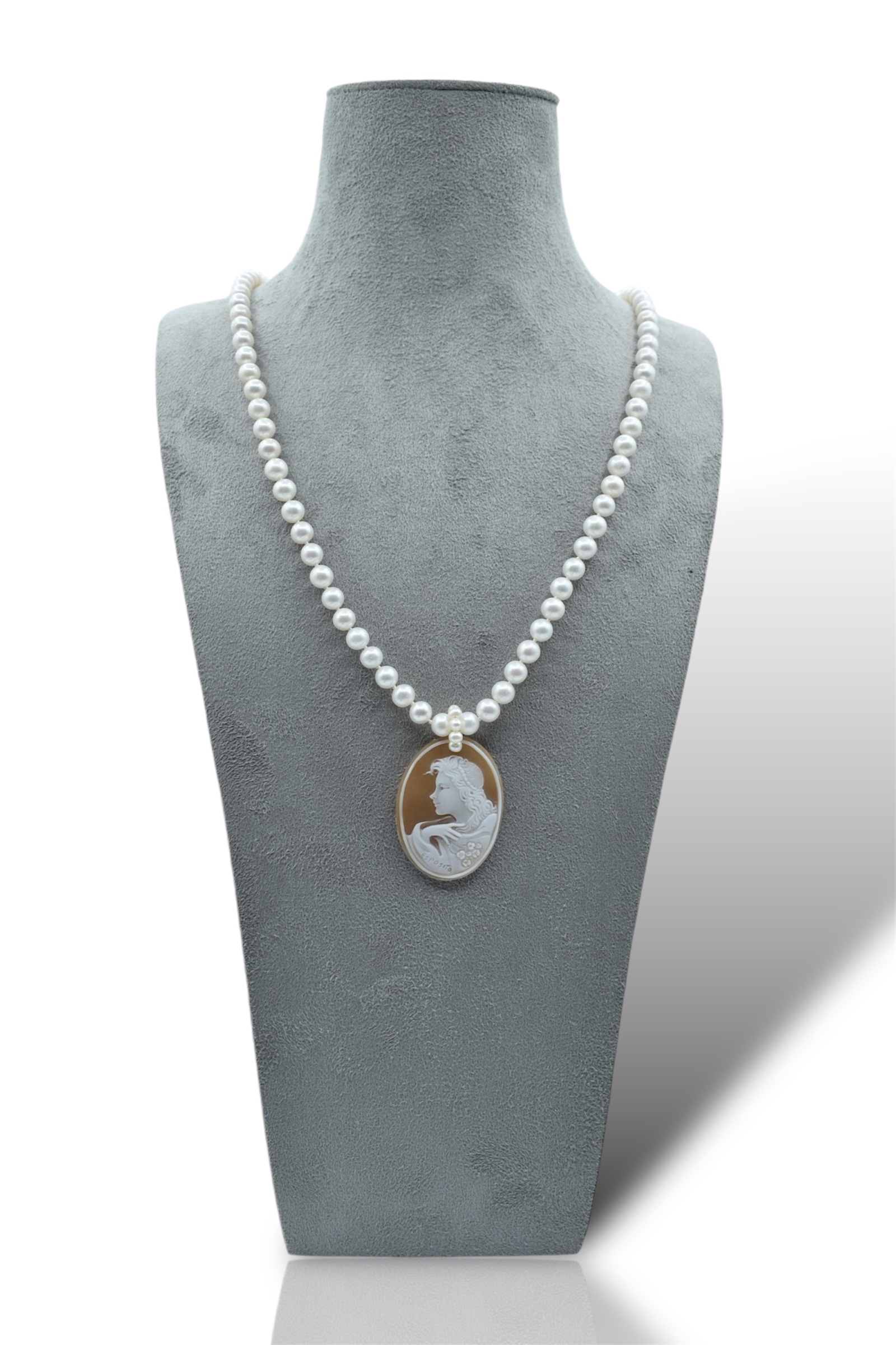 Splendida collana di perle con cammeo, un gioiello di lusso perfetto per un'occasione speciale.