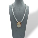 Collana di perle con cammeo, un gioiello di lusso firmato Patricia Oro Creations, perfetto per un'idea regalo preziosa.