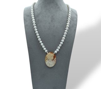Collana di perle con cammeo, un gioiello di lusso firmato Patricia Oro Creations, perfetto per un'idea regalo preziosa.