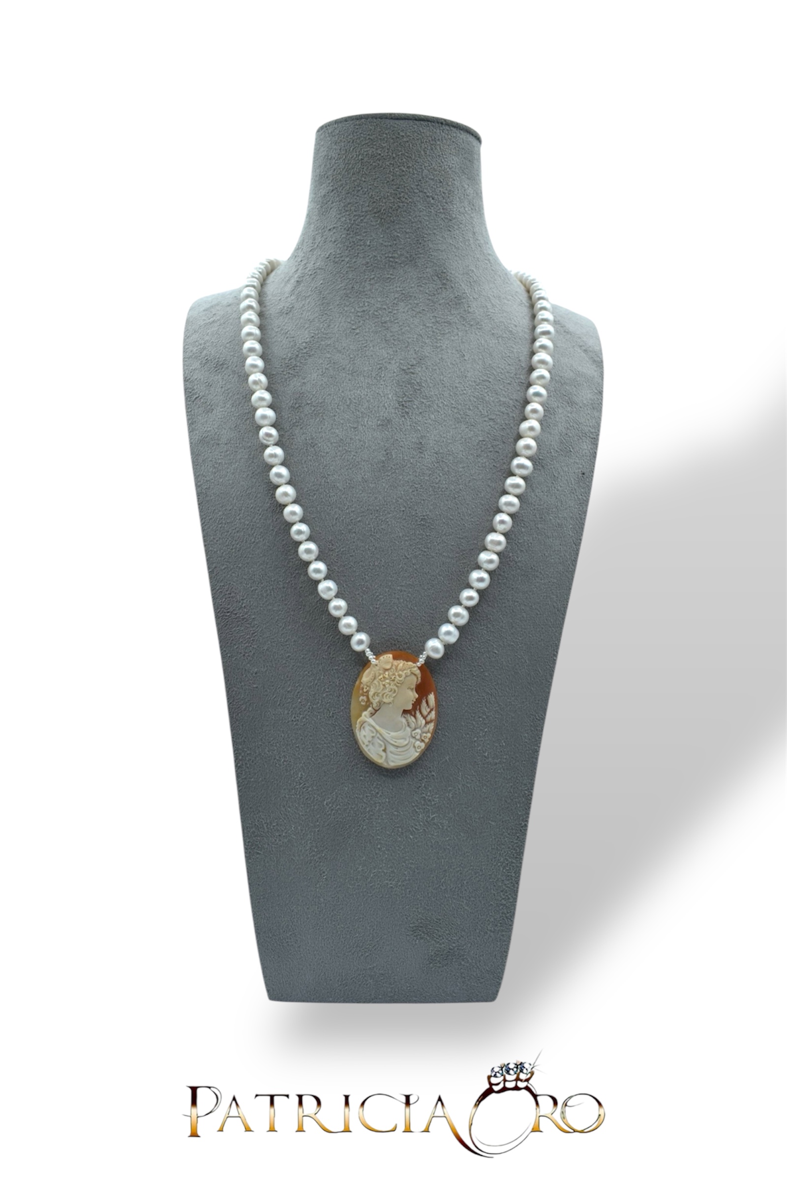 Collana di perle con cammeo, un gioiello di lusso firmato Patricia Oro Creations, perfetto per un'idea regalo preziosa.