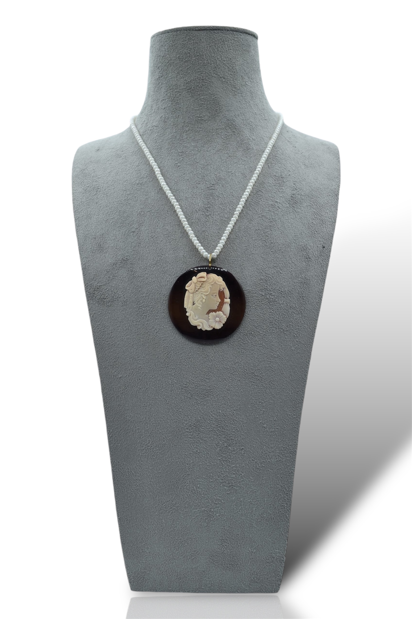 Splendida collana di perle con cammeo, un gioiello di lusso perfetto per un'occasione speciale.