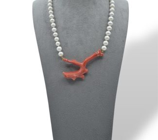Splendida collana da donna con perle e corallo, un gioiello made in italy di Patricia Oro Creations, perfetto per un'idea regalo preziosa.