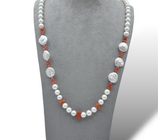 Splendida collana da donna con perle e corallo, un gioiello made in italy di Patricia Oro Creations, perfetto per un'idea regalo preziosa.