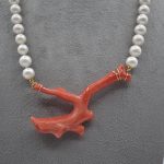 Splendida collana da donna con perle e corallo, un gioiello made in italy di Patricia Oro Creations, perfetto per un'idea regalo preziosa. (Vista 2)