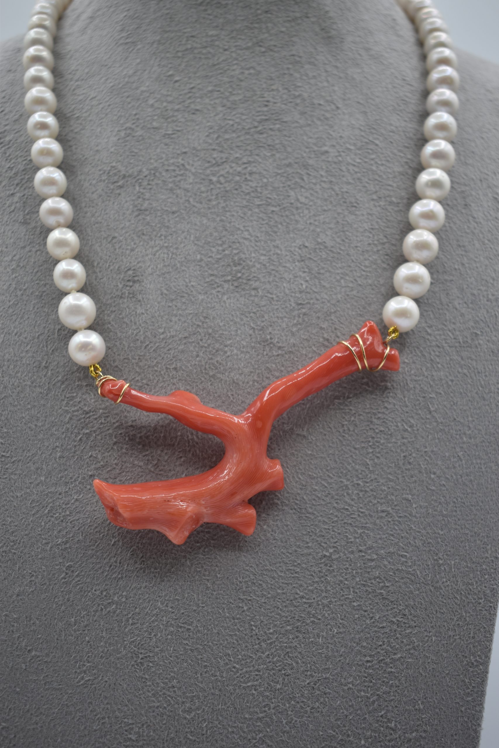 Splendida collana da donna con perle e corallo, un gioiello made in italy di Patricia Oro Creations, perfetto per un'idea regalo preziosa. (Vista 2)