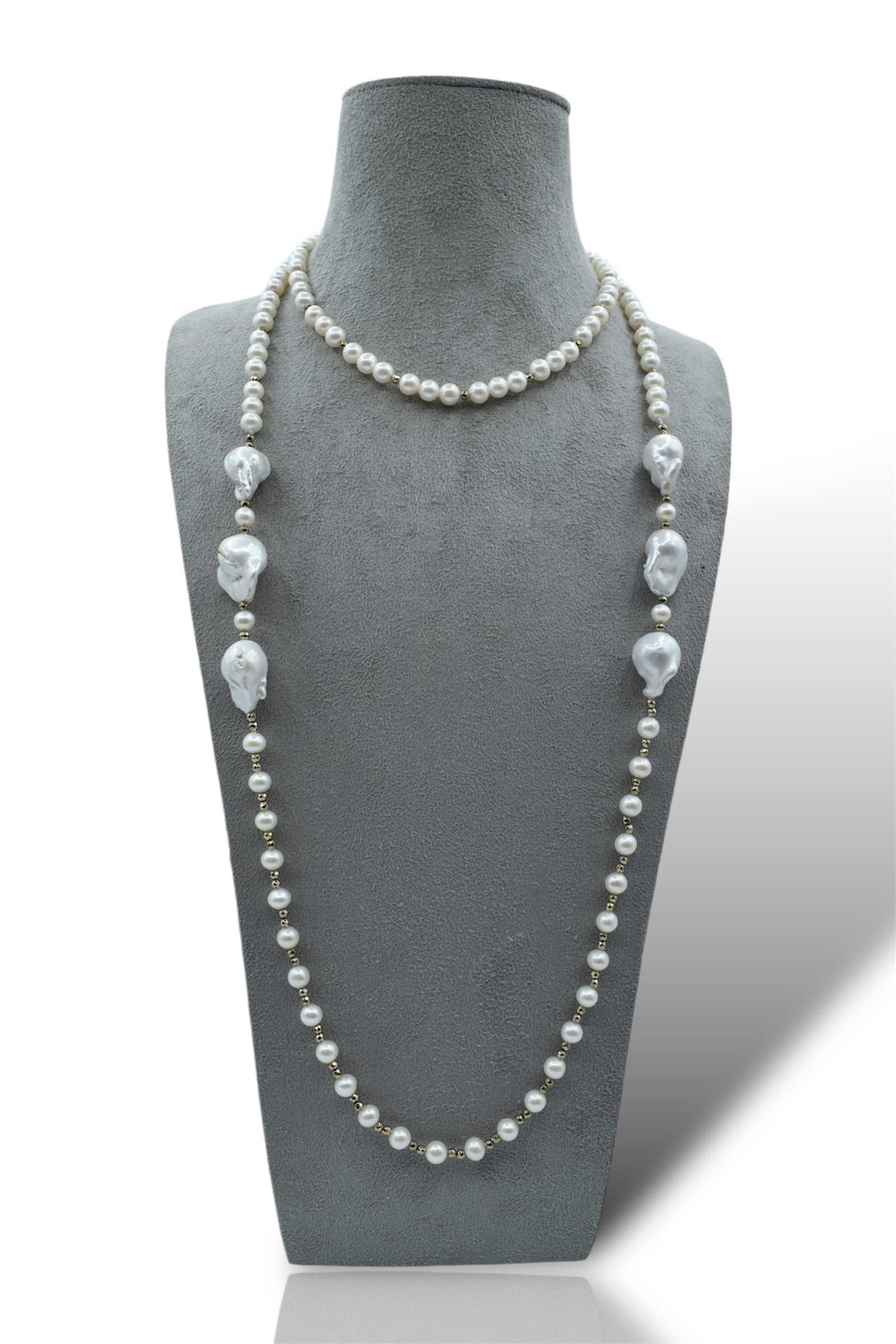 Splendida collana di perle e ematite, un gioiello made in italy di Patricia Oro Creations, perfetto per un'eleganza senza tempo.