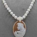 Splendida collana di perle con cammeo, un gioiello di lusso perfetto per un'occasione speciale. (Vista 2)