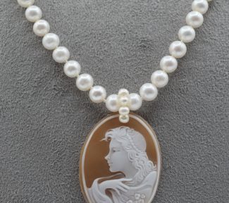 Splendida collana di perle con cammeo, un gioiello di lusso perfetto per un'occasione speciale. (Vista 2)
